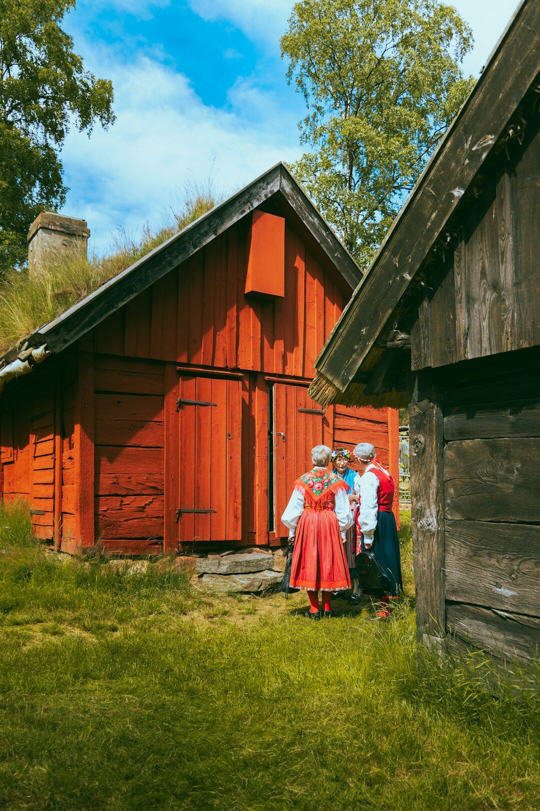 Dansk landbrugsfamilie i tre generationer foran gård