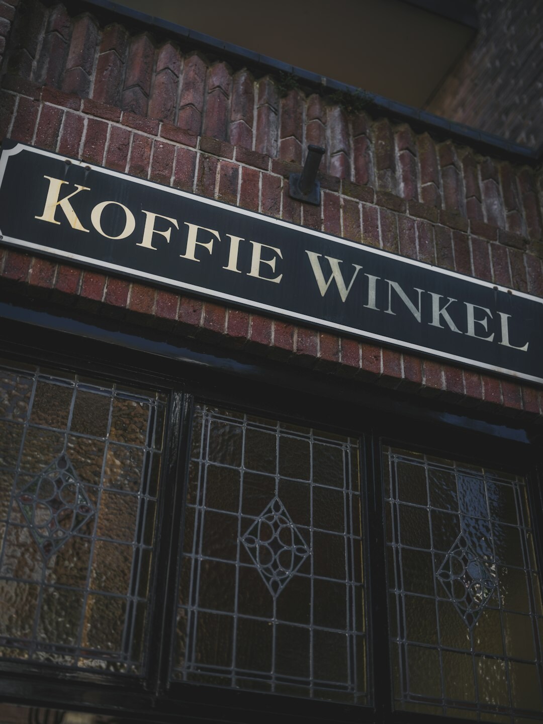 Ung dansk barista der arbejder i en lille nabolagscafé