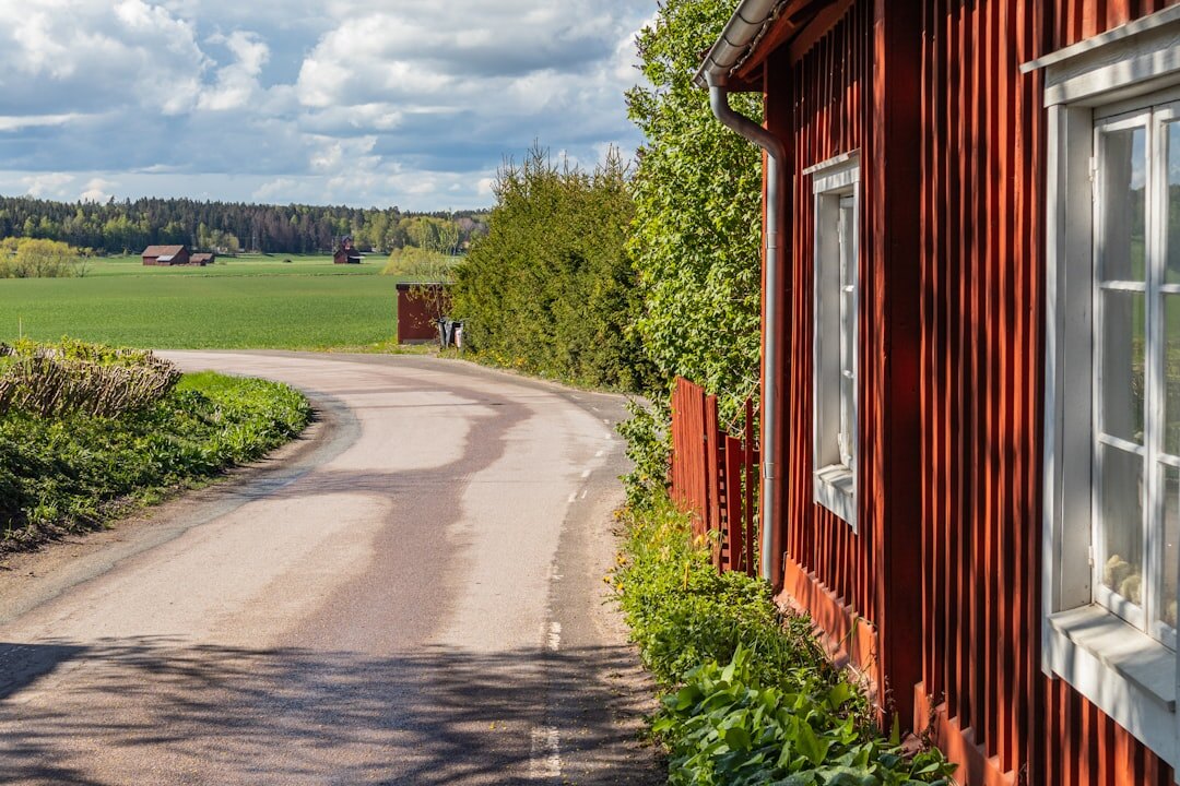 Minimalistisk redaktionskontor med kameraudstyr og fotoafprintninger